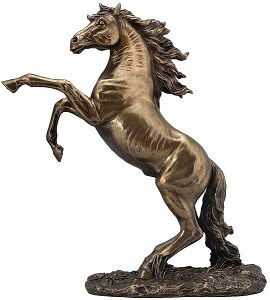 bronzefigur af hest på bagbenene